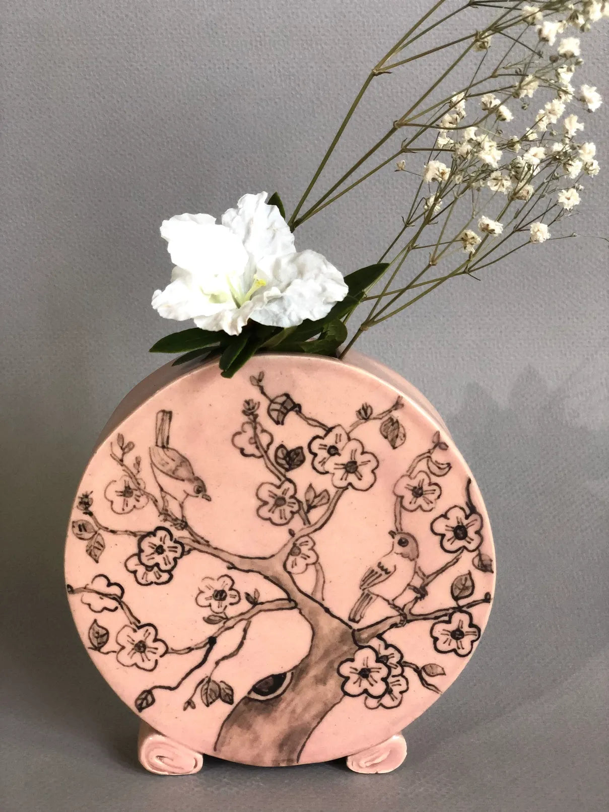 circle vase with drawings